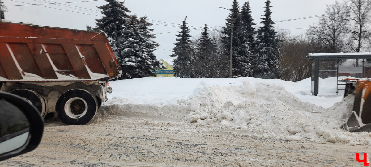 По пояс в снегу ждем такси за 500 рублей. Во Владимире за пару дней выпала месячная норма осадков. Как город справился (или не справился) с ненастьем: истории, впечатления, фото.