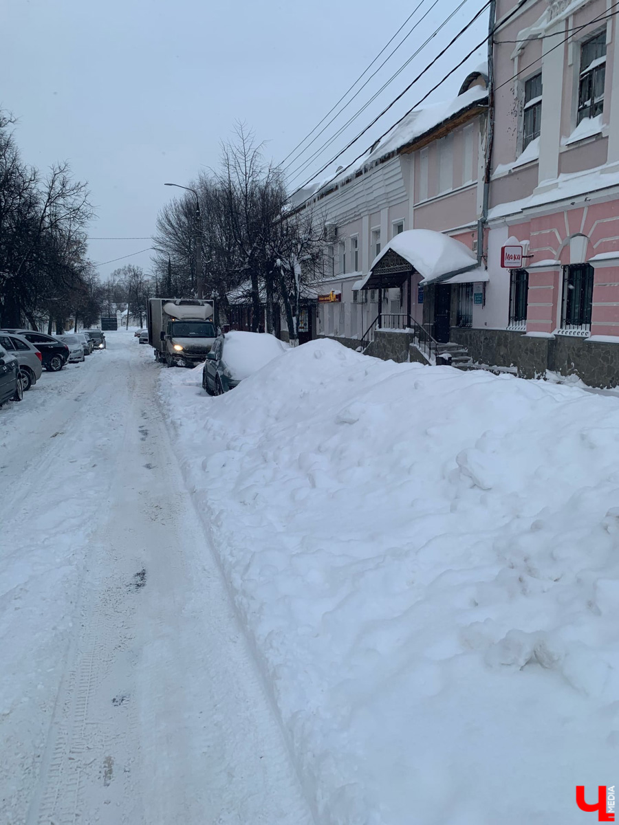 По пояс в снегу ждем такси за 500 рублей. Во Владимире за пару дней выпала месячная норма осадков. Как город справился (или не справился) с ненастьем: истории, впечатления, фото.