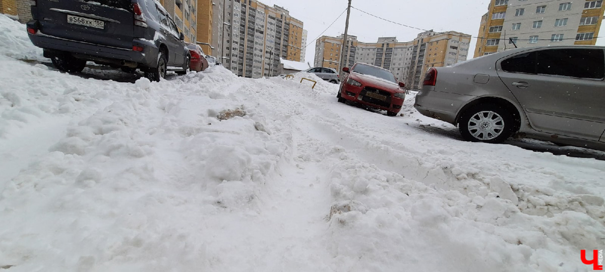 По пояс в снегу ждем такси за 500 рублей. Во Владимире за пару дней выпала месячная норма осадков. Как город справился (или не справился) с ненастьем: истории, впечатления, фото.