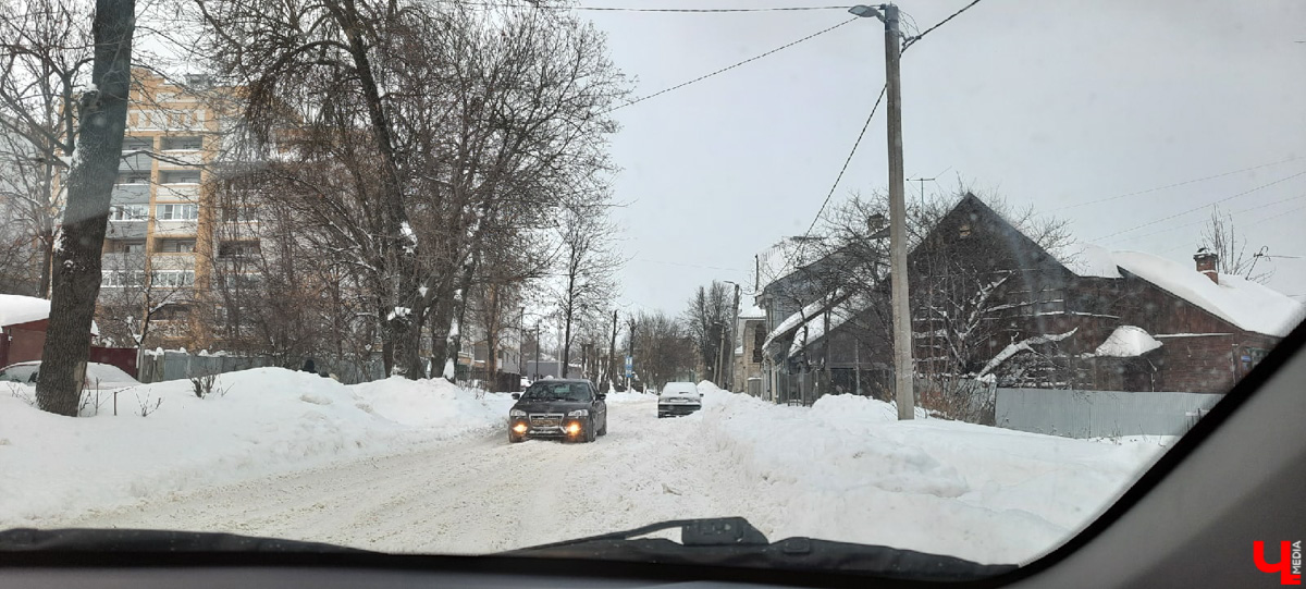 По пояс в снегу ждем такси за 500 рублей. Во Владимире за пару дней выпала месячная норма осадков. Как город справился (или не справился) с ненастьем: истории, впечатления, фото.
