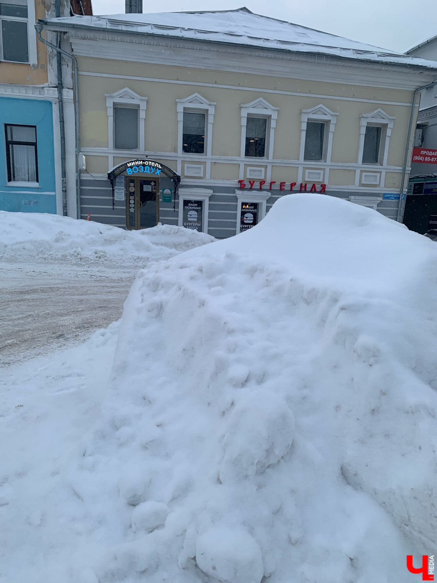 По пояс в снегу ждем такси за 500 рублей. Во Владимире за пару дней выпала месячная норма осадков. Как город справился (или не справился) с ненастьем: истории, впечатления, фото.