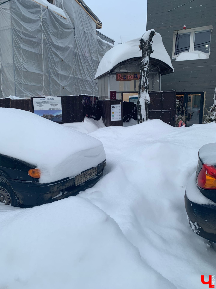 По пояс в снегу ждем такси за 500 рублей. Во Владимире за пару дней выпала месячная норма осадков. Как город справился (или не справился) с ненастьем: истории, впечатления, фото.