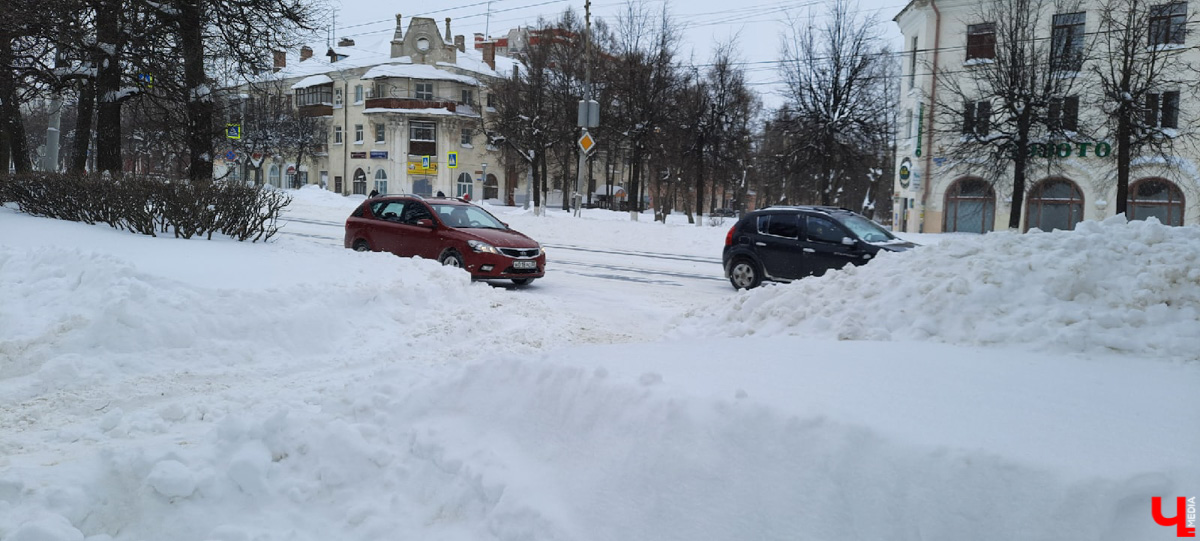 По пояс в снегу ждем такси за 500 рублей. Во Владимире за пару дней выпала месячная норма осадков. Как город справился (или не справился) с ненастьем: истории, впечатления, фото.