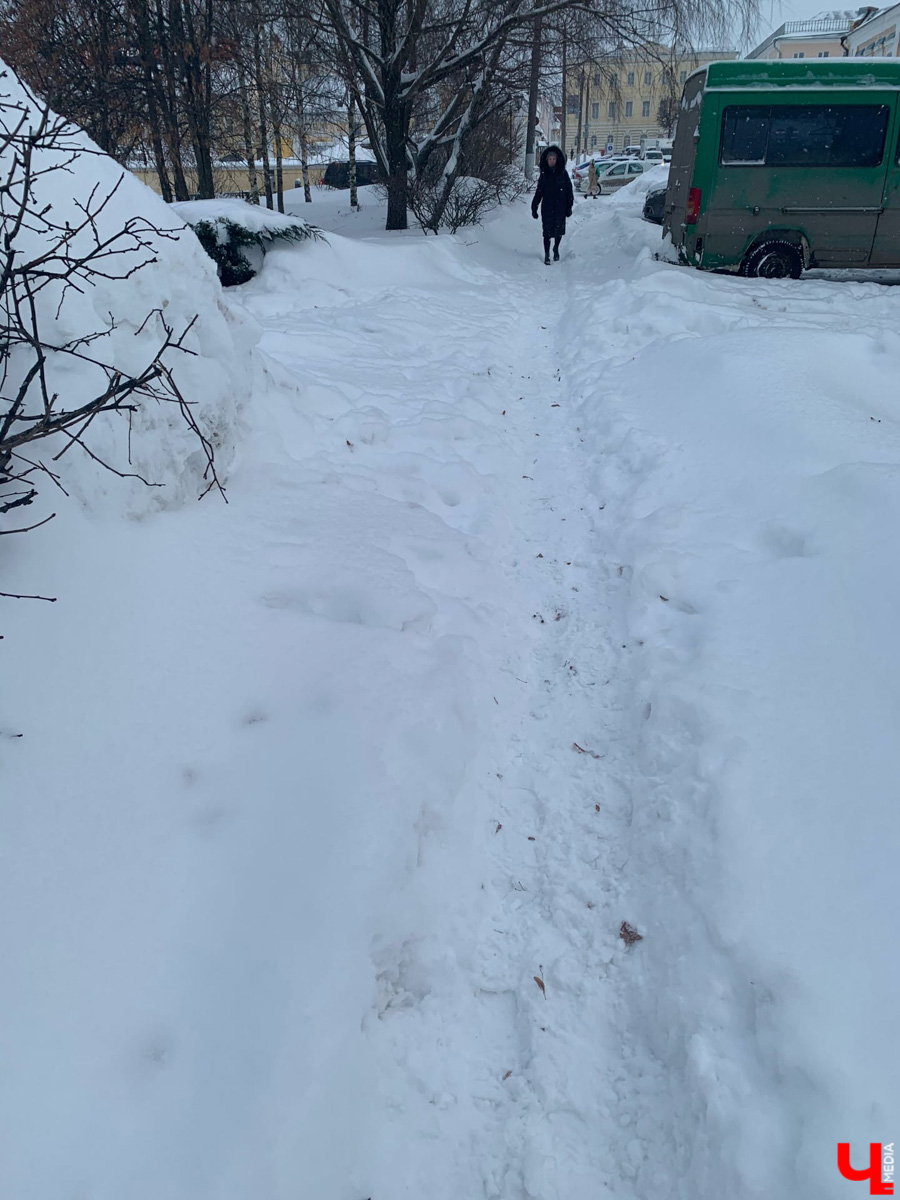 По пояс в снегу ждем такси за 500 рублей. Во Владимире за пару дней выпала месячная норма осадков. Как город справился (или не справился) с ненастьем: истории, впечатления, фото.