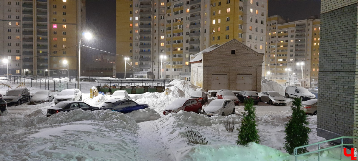 По пояс в снегу ждем такси за 500 рублей. Во Владимире за пару дней выпала месячная норма осадков. Как город справился (или не справился) с ненастьем: истории, впечатления, фото.