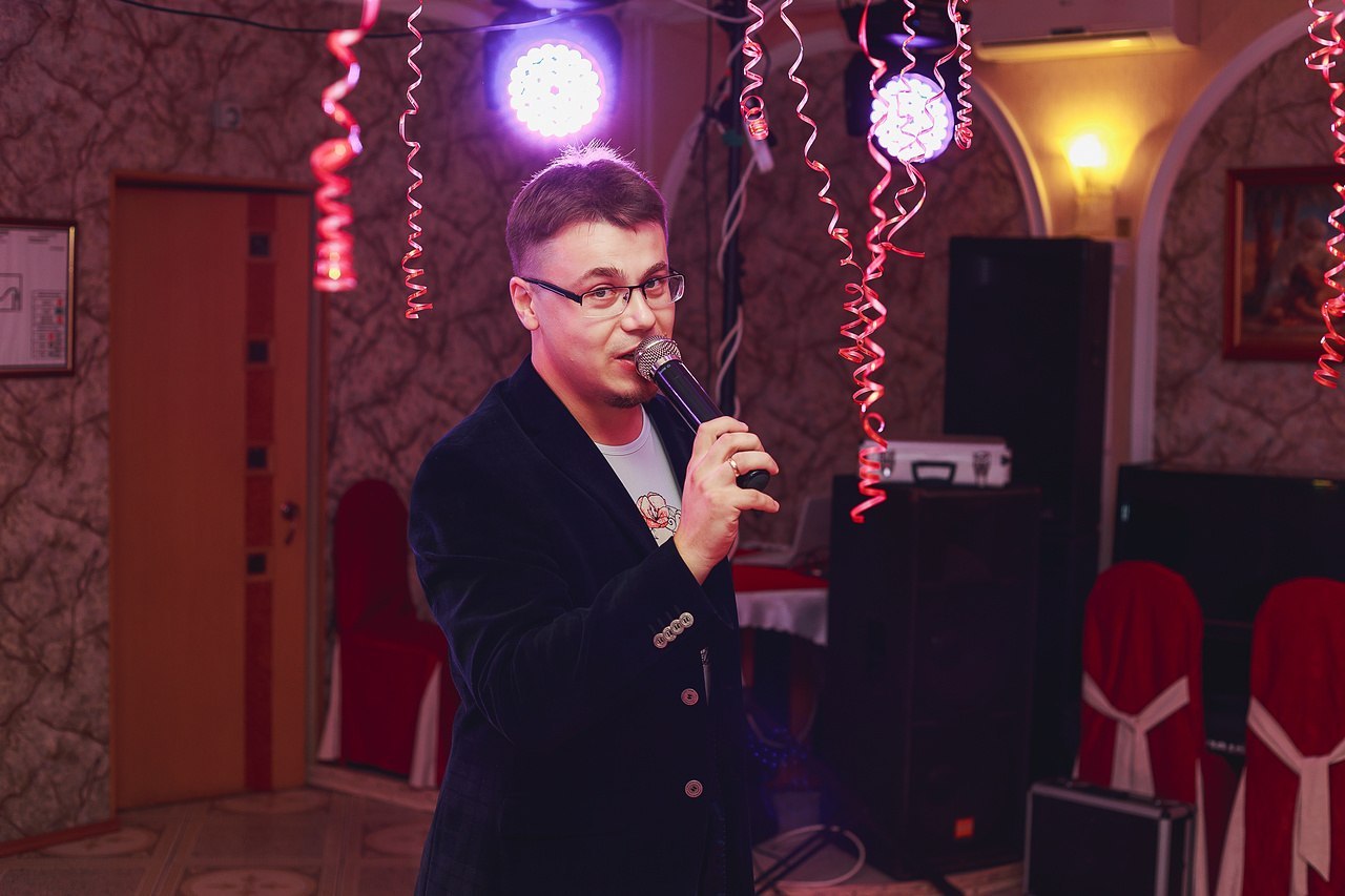 Изучаем редкие городские детали, которые скоро исчезнут вместе с историями о них. Окна, двери, кронштейны на Торговых рядах. Внимательный автор «уличных гербов» Иван Медведев делится своими наблюдениями.