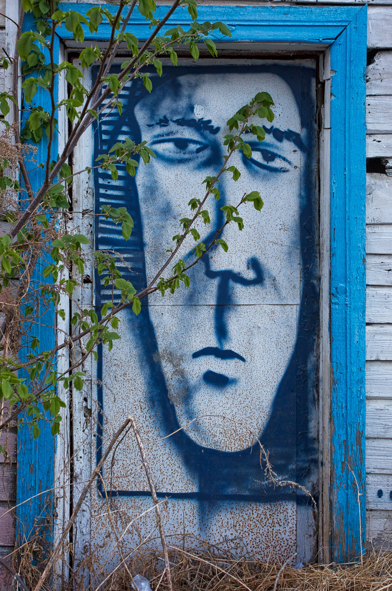 Изучаем редкие городские детали, которые скоро исчезнут вместе с историями о них. Окна, двери, кронштейны на Торговых рядах. Внимательный автор «уличных гербов» Иван Медведев делится своими наблюдениями.