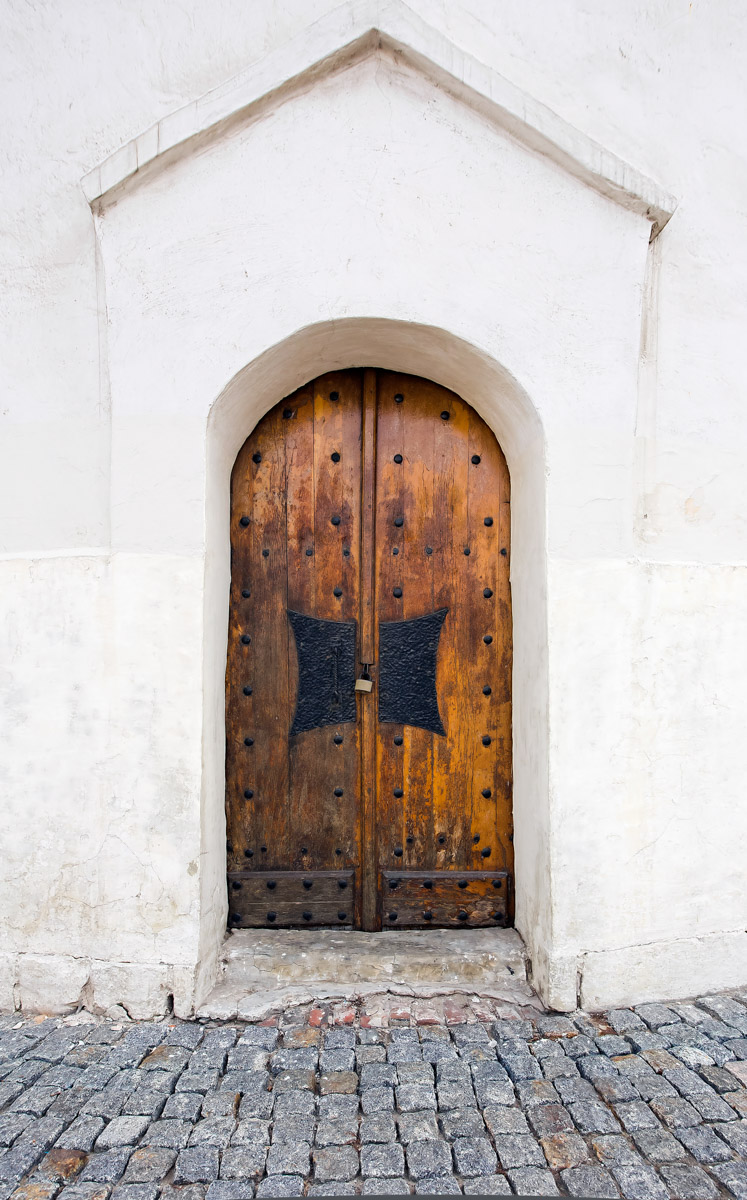 Изучаем редкие городские детали, которые скоро исчезнут вместе с историями о них. Окна, двери, кронштейны на Торговых рядах. Внимательный автор «уличных гербов» Иван Медведев делится своими наблюдениями.