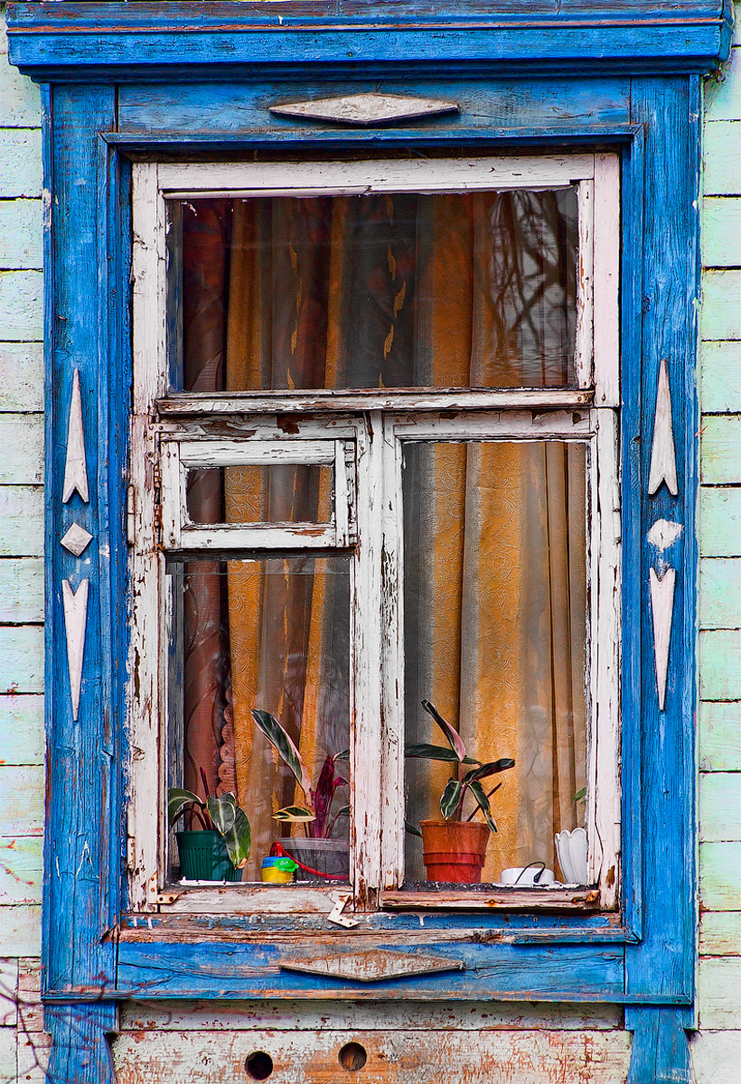 Изучаем редкие городские детали, которые скоро исчезнут вместе с историями о них. Окна, двери, кронштейны на Торговых рядах. Внимательный автор «уличных гербов» Иван Медведев делится своими наблюдениями.