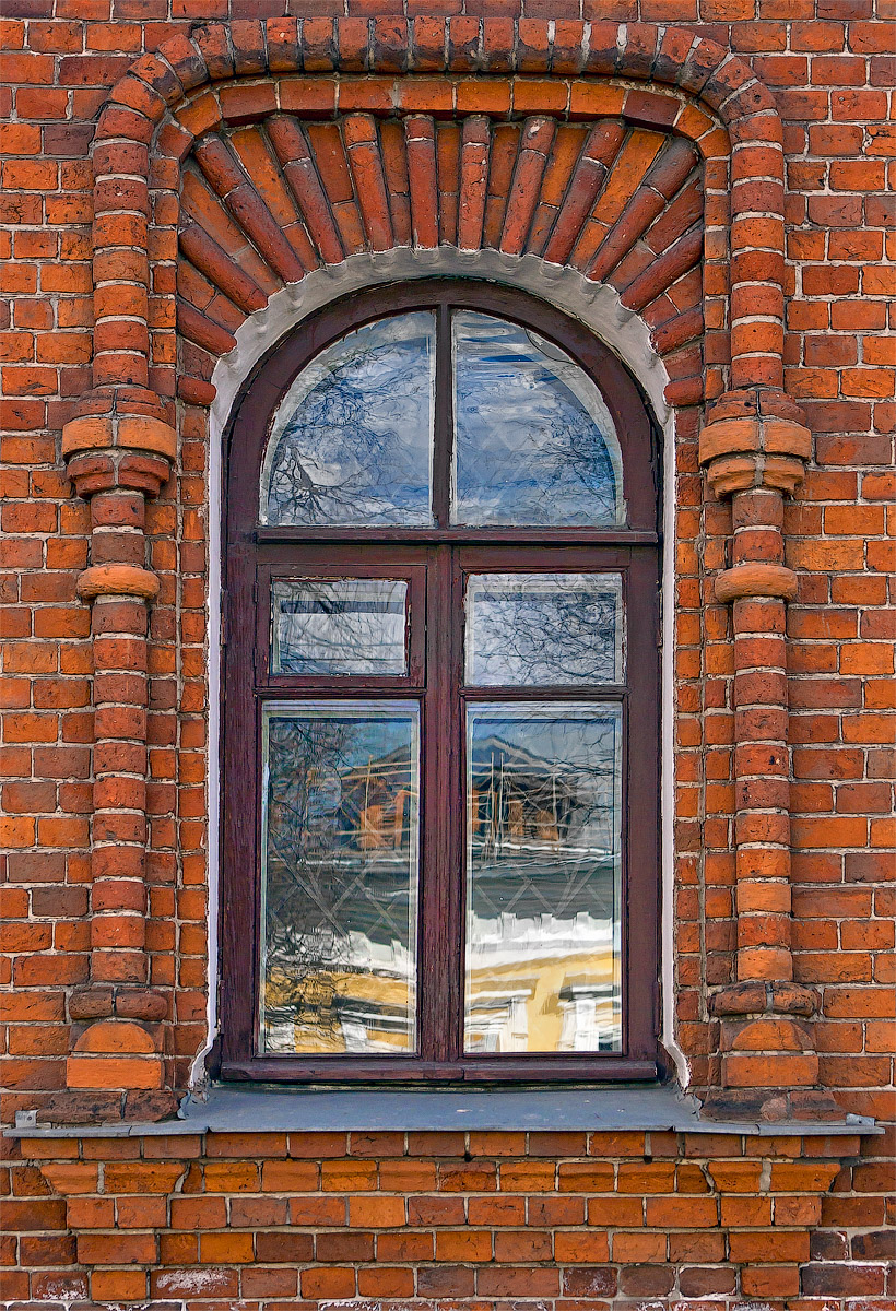 Изучаем редкие городские детали, которые скоро исчезнут вместе с историями о них. Окна, двери, кронштейны на Торговых рядах. Внимательный автор «уличных гербов» Иван Медведев делится своими наблюдениями.
