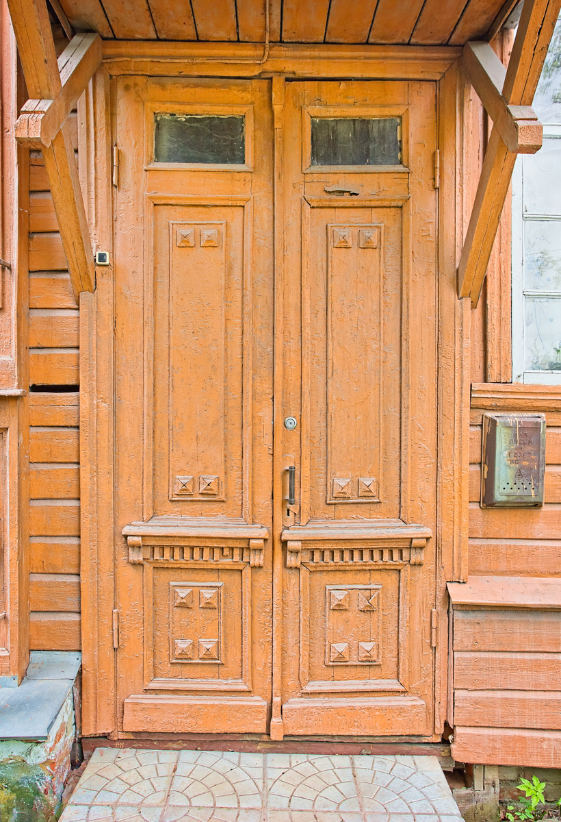 Изучаем редкие городские детали, которые скоро исчезнут вместе с историями о них. Окна, двери, кронштейны на Торговых рядах. Внимательный автор «уличных гербов» Иван Медведев делится своими наблюдениями.