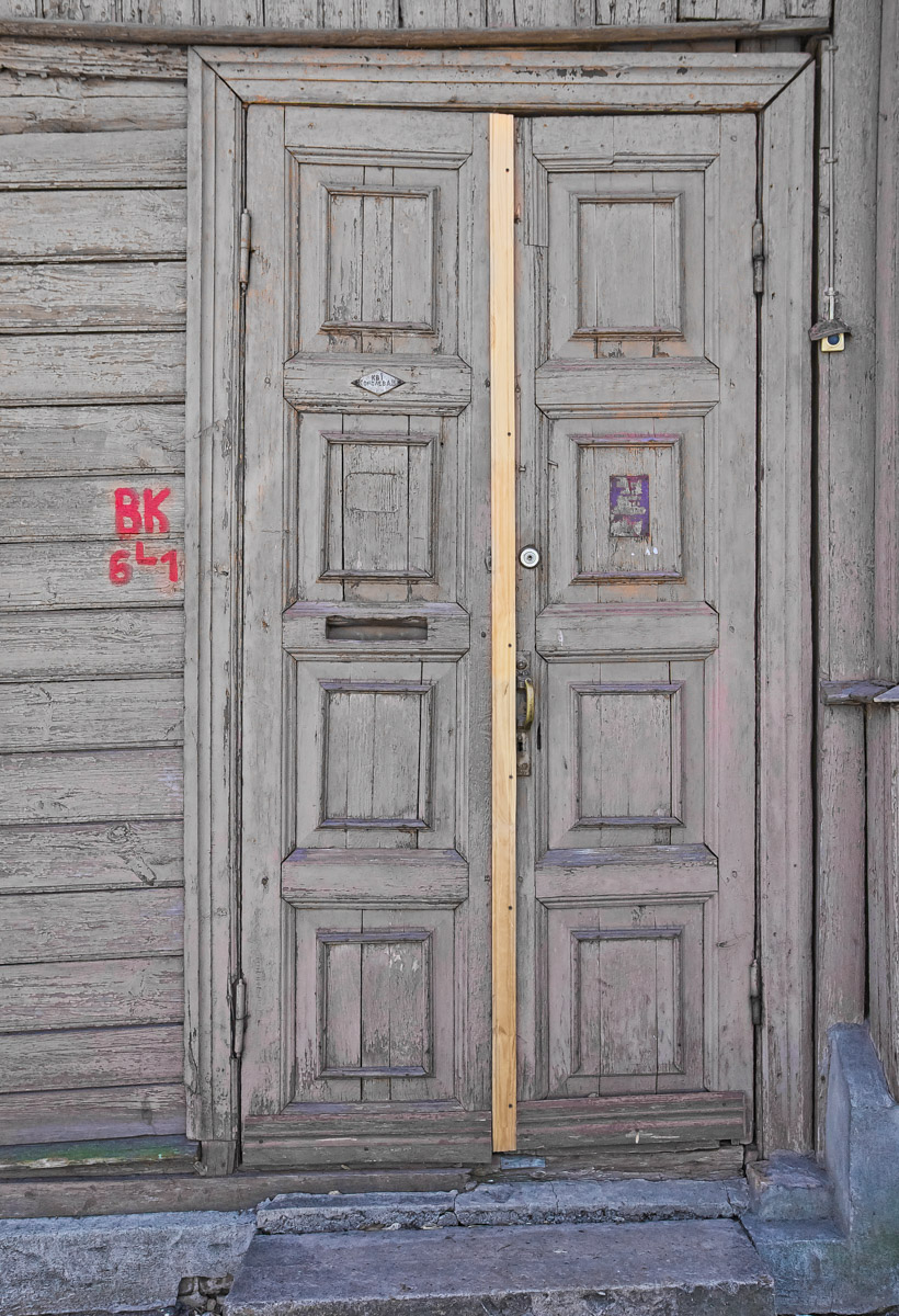 Изучаем редкие городские детали, которые скоро исчезнут вместе с историями о них. Окна, двери, кронштейны на Торговых рядах. Внимательный автор «уличных гербов» Иван Медведев делится своими наблюдениями.