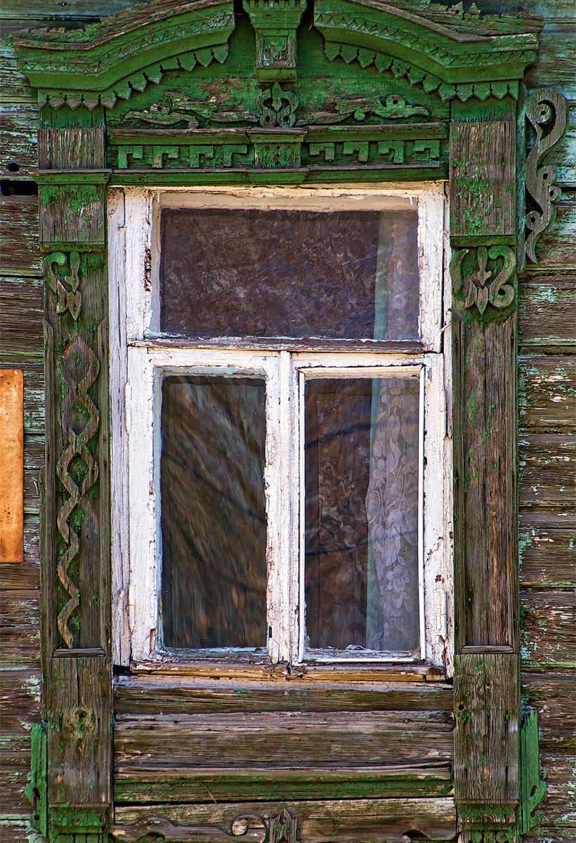 Изучаем редкие городские детали, которые скоро исчезнут вместе с историями о них. Окна, двери, кронштейны на Торговых рядах. Внимательный автор «уличных гербов» Иван Медведев делится своими наблюдениями.