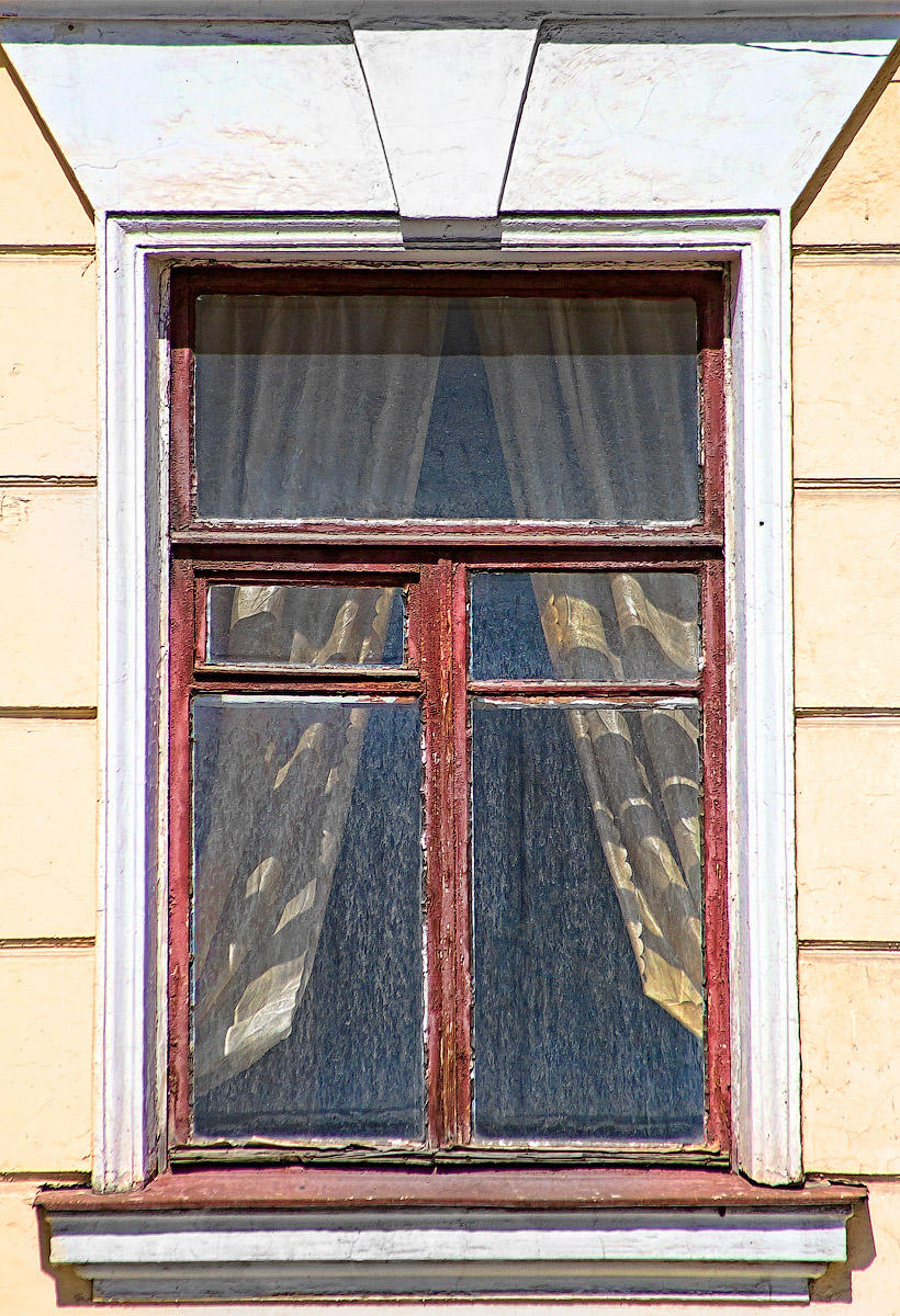 Изучаем редкие городские детали, которые скоро исчезнут вместе с историями о них. Окна, двери, кронштейны на Торговых рядах. Внимательный автор «уличных гербов» Иван Медведев делится своими наблюдениями.