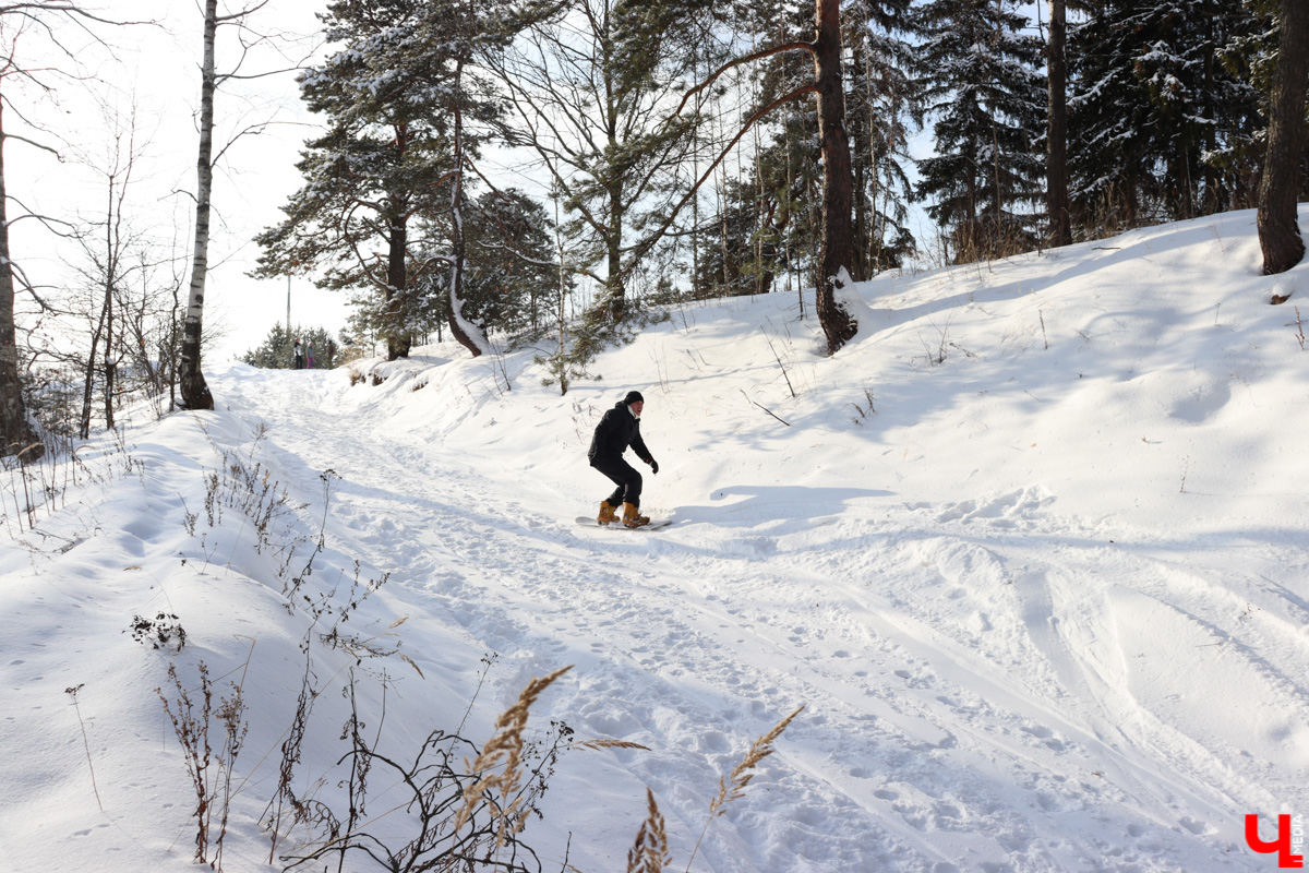 Взяли сноуборд и вместе с Ярославом Чесноковым отправились исследовать феномен «Коняево-парка» под Владимиром