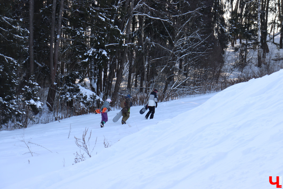 Взяли сноуборд и вместе с Ярославом Чесноковым отправились исследовать феномен «Коняево-парка» под Владимиром