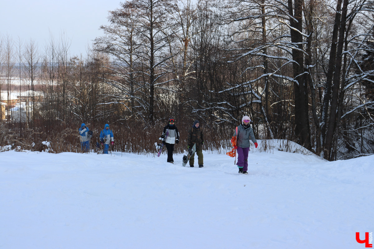 Взяли сноуборд и вместе с Ярославом Чесноковым отправились исследовать феномен «Коняево-парка» под Владимиром