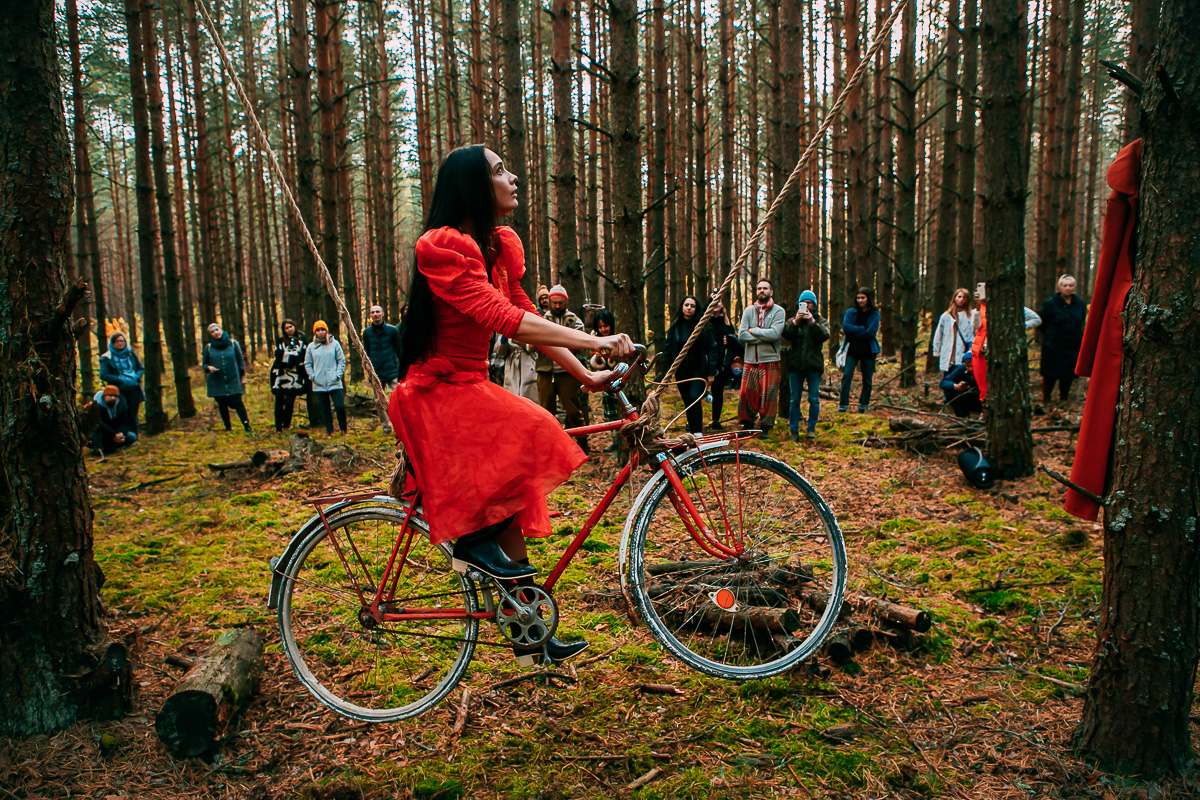 Летом драма и комедия вернутся в село Фомиха. Режиссер новаторского театра Дмитрий Максименков рассказывает о необычном переезде и новом сезоне со спектаклями на свежем воздухе.