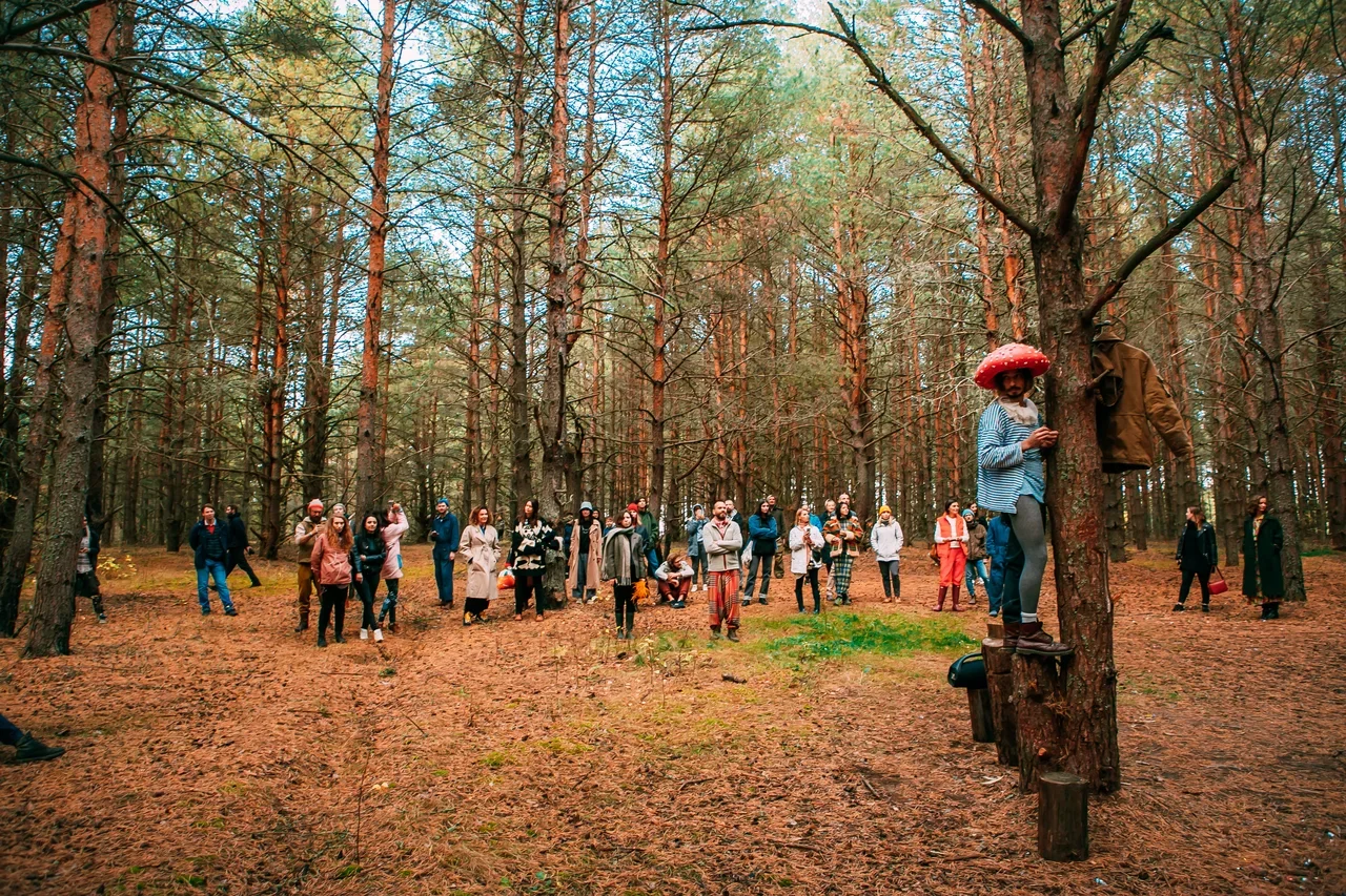 Летом драма и комедия вернутся в село Фомиха. Режиссер новаторского театра Дмитрий Максименков рассказывает о необычном переезде и новом сезоне со спектаклями на свежем воздухе.