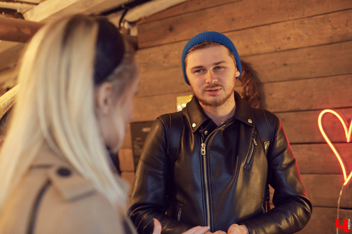 Летом драма и комедия вернутся в село Фомиха. Режиссер новаторского театра Дмитрий Максименков рассказывает о необычном переезде и новом сезоне со спектаклями на свежем воздухе.