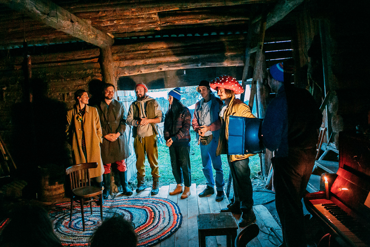 Летом драма и комедия вернутся в село Фомиха. Режиссер новаторского театра Дмитрий Максименков рассказывает о необычном переезде и новом сезоне со спектаклями на свежем воздухе.