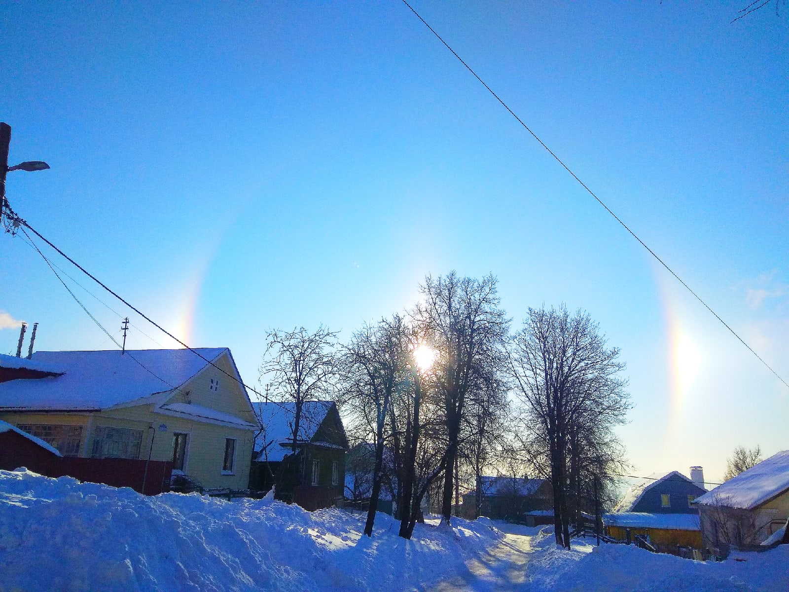 Накрытый снежной шапкой город постепенно отходит от пережитого в выходные, надеясь на скорый приход весны, но она к нам пока, увы, не торопится.