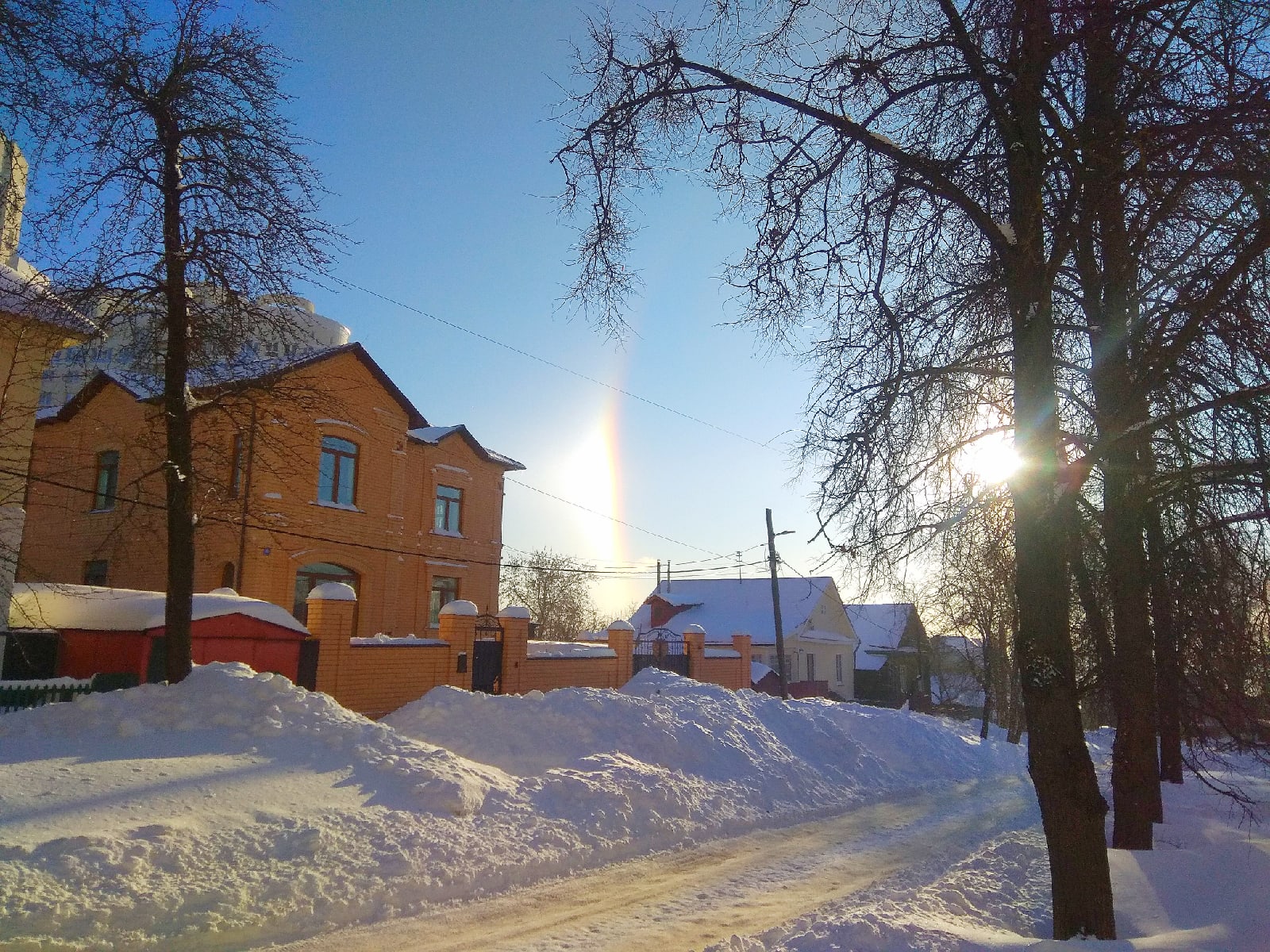 Накрытый снежной шапкой город постепенно отходит от пережитого в выходные, надеясь на скорый приход весны, но она к нам пока, увы, не торопится.