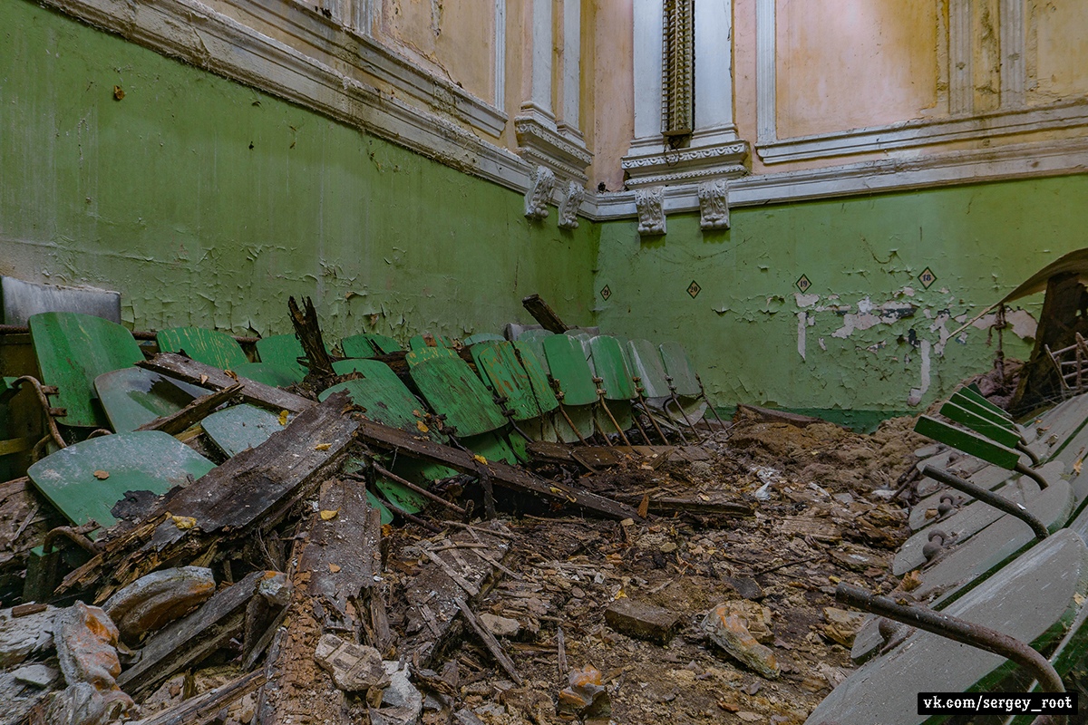 Очаг культуры погас. Грустные фото из заброшенного владимирского ДК.