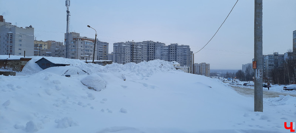 Субботний снегопад до сих пор аукается. В городе остались высокие горы снега. Что с ними делают и как быть, если мегасугроб мешает лично вам?