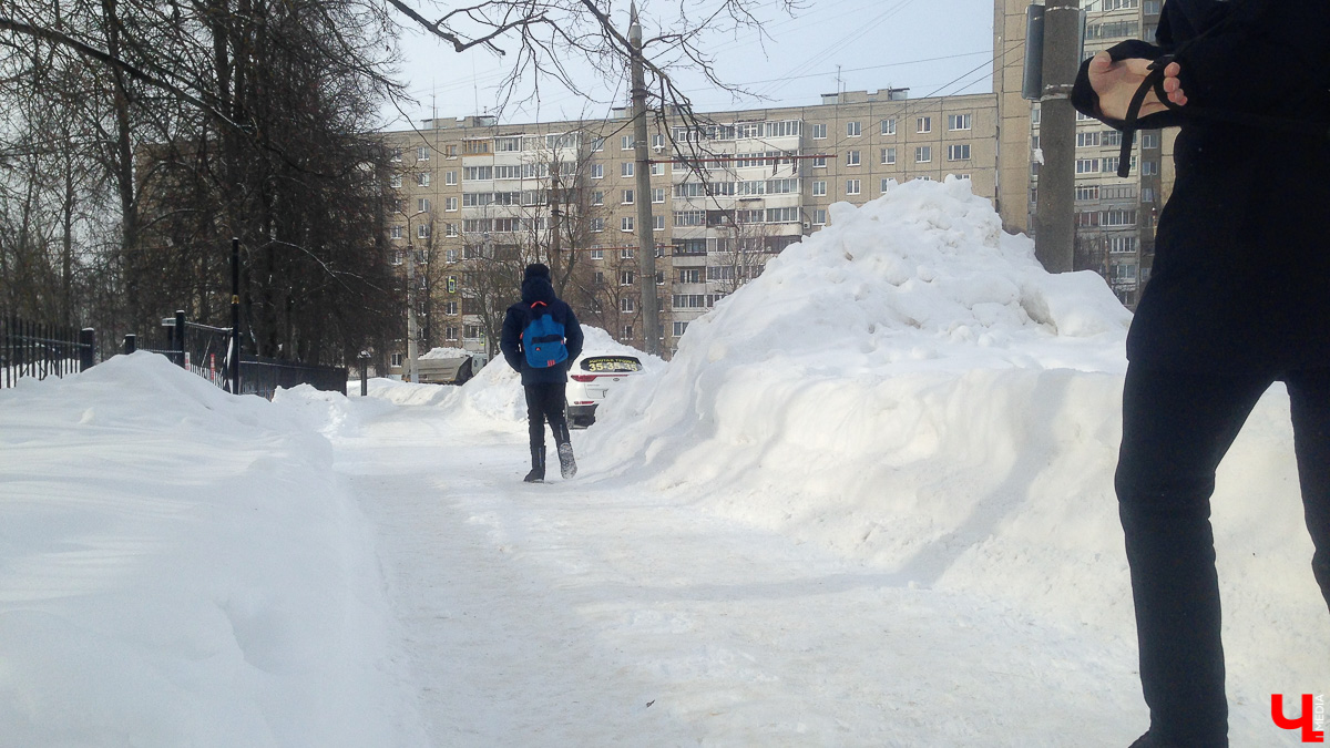 Субботний снегопад до сих пор аукается. В городе остались высокие горы снега. Что с ними делают и как быть, если мегасугроб мешает лично вам?