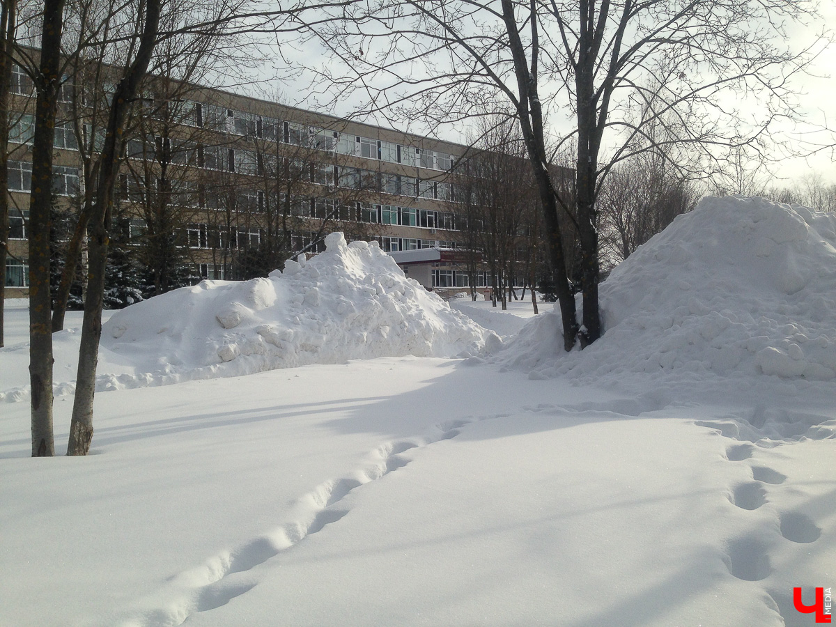Субботний снегопад до сих пор аукается. В городе остались высокие горы снега. Что с ними делают и как быть, если мегасугроб мешает лично вам?