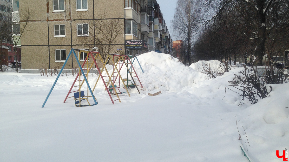 Субботний снегопад до сих пор аукается. В городе остались высокие горы снега. Что с ними делают и как быть, если мегасугроб мешает лично вам?