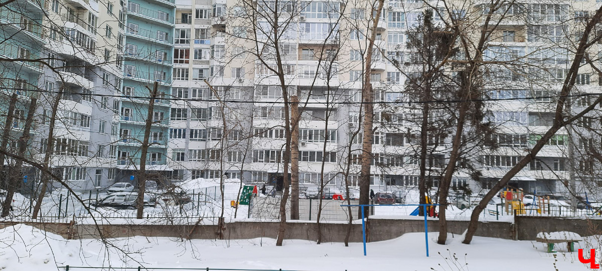 Субботний снегопад до сих пор аукается. В городе остались высокие горы снега. Что с ними делают и как быть, если мегасугроб мешает лично вам?