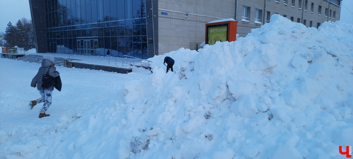 Субботний снегопад до сих пор аукается. В городе остались высокие горы снега. Что с ними делают и как быть, если мегасугроб мешает лично вам?