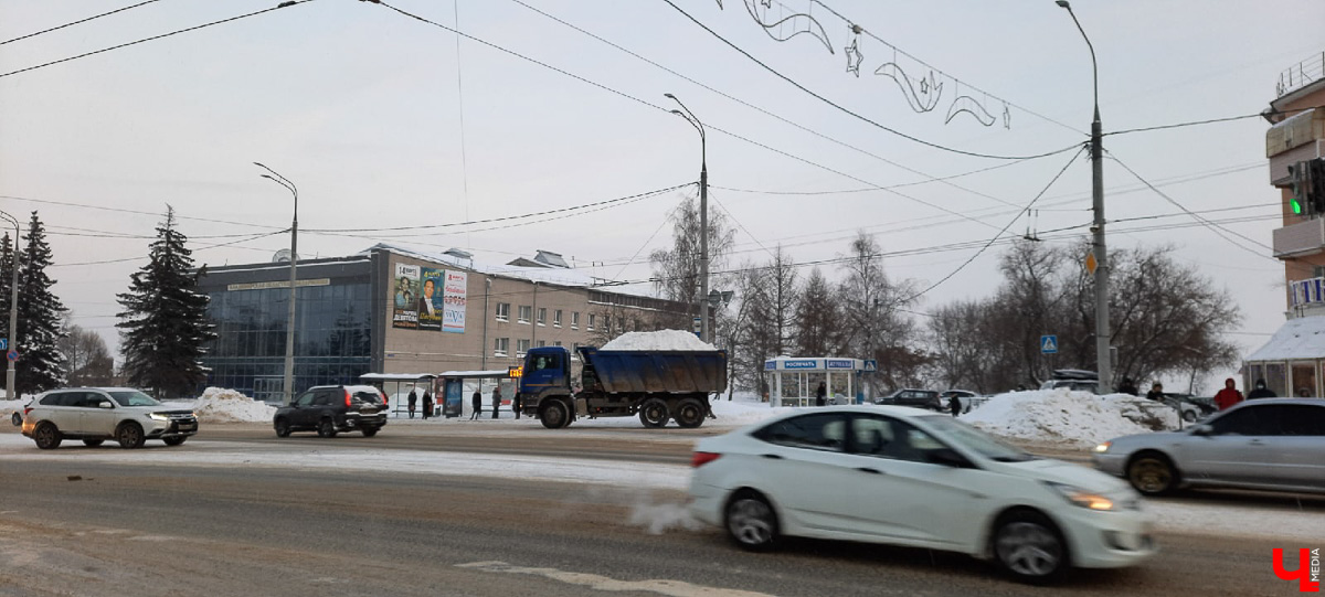 Субботний снегопад до сих пор аукается. В городе остались высокие горы снега. Что с ними делают и как быть, если мегасугроб мешает лично вам?