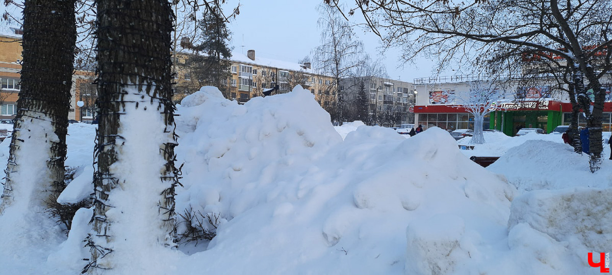 Субботний снегопад до сих пор аукается. В городе остались высокие горы снега. Что с ними делают и как быть, если мегасугроб мешает лично вам?