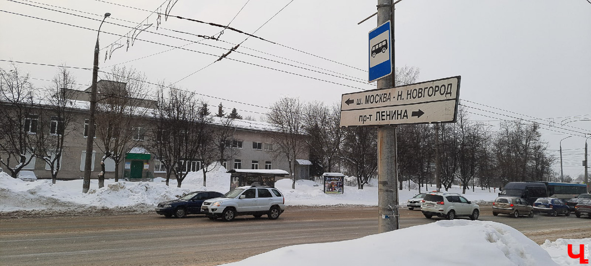 Субботний снегопад до сих пор аукается. В городе остались высокие горы снега. Что с ними делают и как быть, если мегасугроб мешает лично вам?