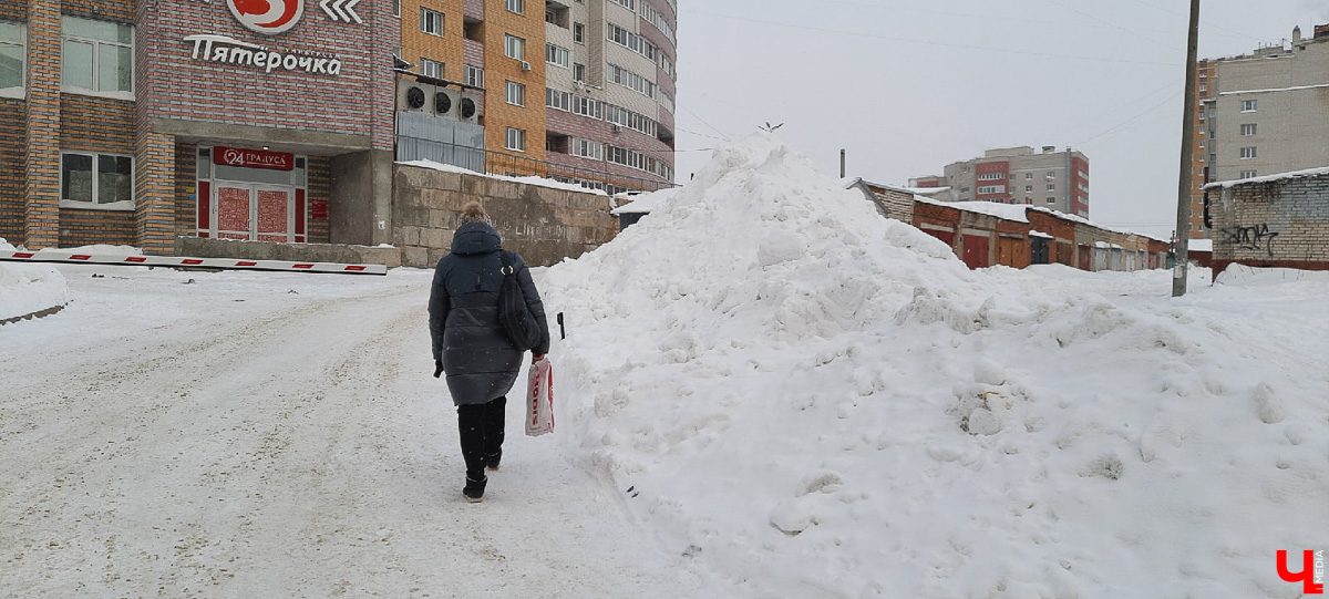 Субботний снегопад до сих пор аукается. В городе остались высокие горы снега. Что с ними делают и как быть, если мегасугроб мешает лично вам?