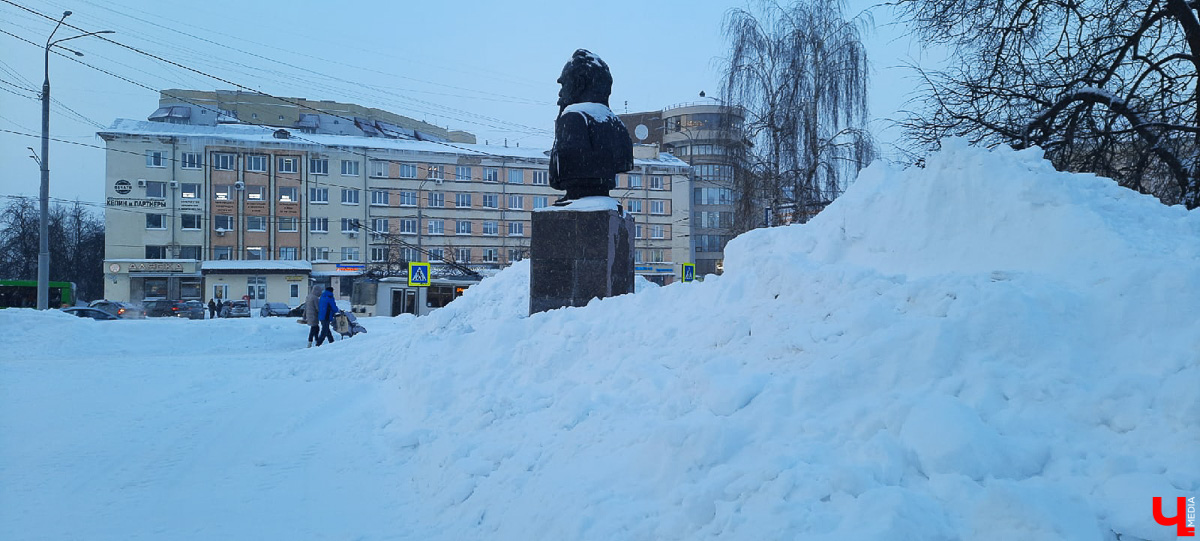 Субботний снегопад до сих пор аукается. В городе остались высокие горы снега. Что с ними делают и как быть, если мегасугроб мешает лично вам?