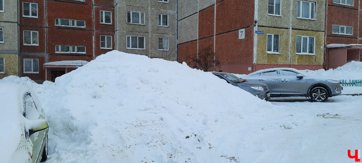 Субботний снегопад до сих пор аукается. В городе остались высокие горы снега. Что с ними делают и как быть, если мегасугроб мешает лично вам?