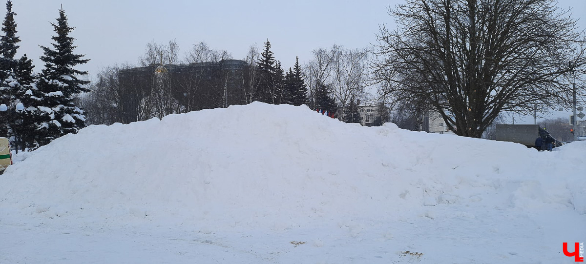 Субботний снегопад до сих пор аукается. В городе остались высокие горы снега. Что с ними делают и как быть, если мегасугроб мешает лично вам?