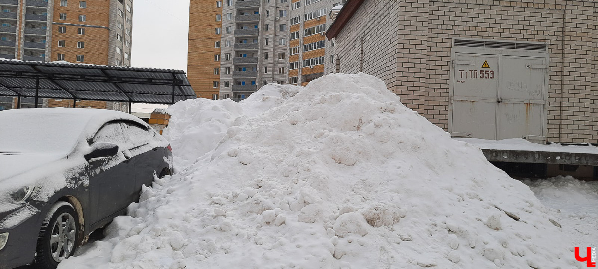 Субботний снегопад до сих пор аукается. В городе остались высокие горы снега. Что с ними делают и как быть, если мегасугроб мешает лично вам?