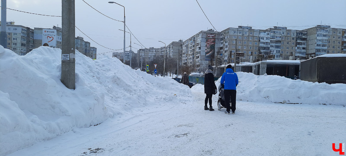 Субботний снегопад до сих пор аукается. В городе остались высокие горы снега. Что с ними делают и как быть, если мегасугроб мешает лично вам?