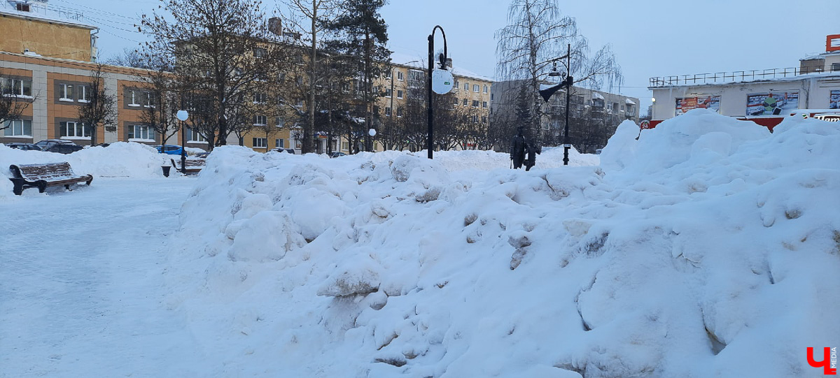 Субботний снегопад до сих пор аукается. В городе остались высокие горы снега. Что с ними делают и как быть, если мегасугроб мешает лично вам?