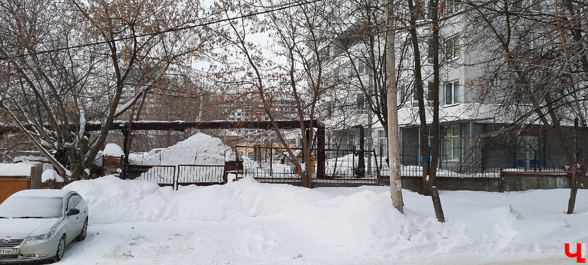 Субботний снегопад до сих пор аукается. В городе остались высокие горы снега. Что с ними делают и как быть, если мегасугроб мешает лично вам?