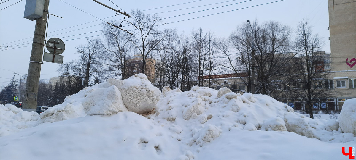 Субботний снегопад до сих пор аукается. В городе остались высокие горы снега. Что с ними делают и как быть, если мегасугроб мешает лично вам?