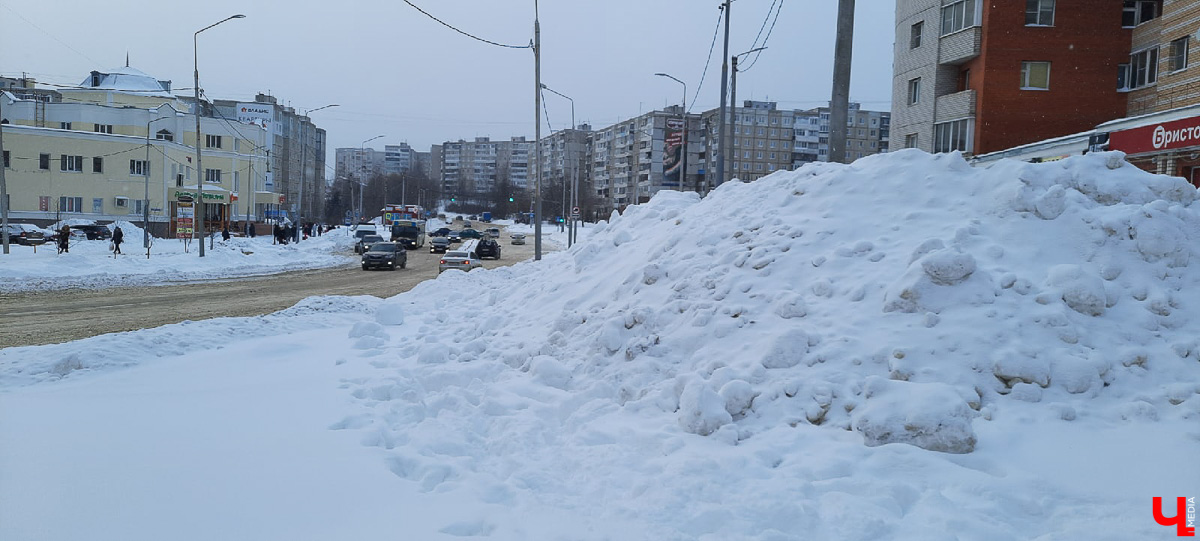 Субботний снегопад до сих пор аукается. В городе остались высокие горы снега. Что с ними делают и как быть, если мегасугроб мешает лично вам?