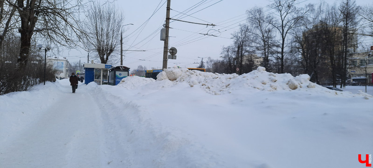 Субботний снегопад до сих пор аукается. В городе остались высокие горы снега. Что с ними делают и как быть, если мегасугроб мешает лично вам?