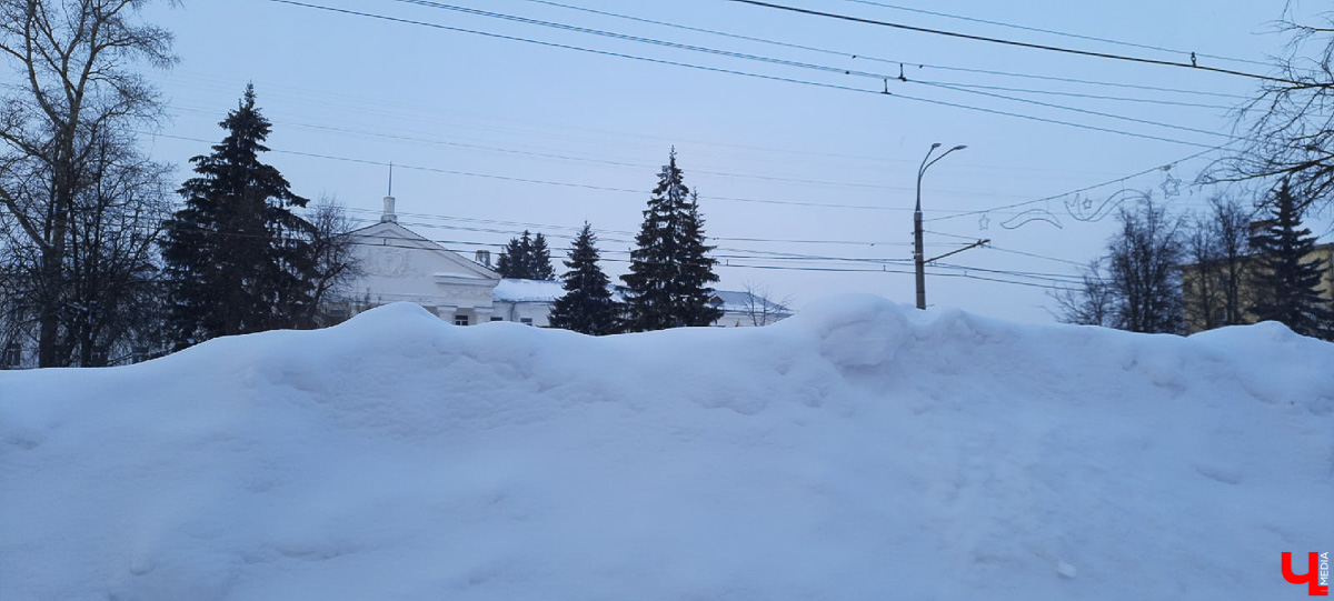 Субботний снегопад до сих пор аукается. В городе остались высокие горы снега. Что с ними делают и как быть, если мегасугроб мешает лично вам?