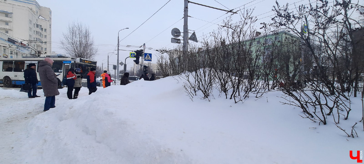 Субботний снегопад до сих пор аукается. В городе остались высокие горы снега. Что с ними делают и как быть, если мегасугроб мешает лично вам?